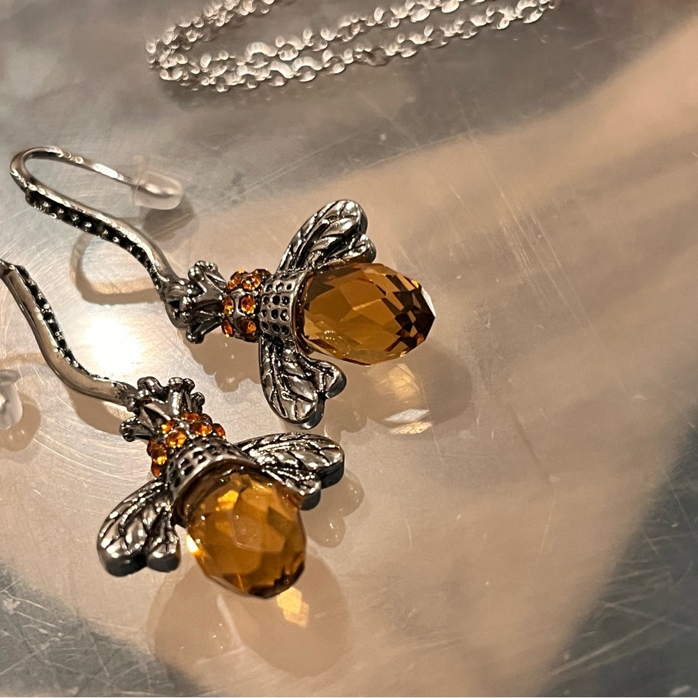NWT Honeybee Pendant with honeycomb bail and Matching Earrings - Picture 10 of 10